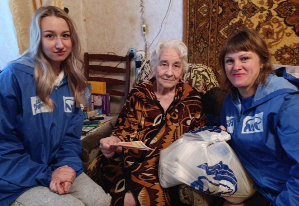 Активисты Молодой гвардии в Славяносербске поздравили педагогов-ветеранов Активисты Молодой гвардии в Славяносербске поздравили педагогов-ветеранов