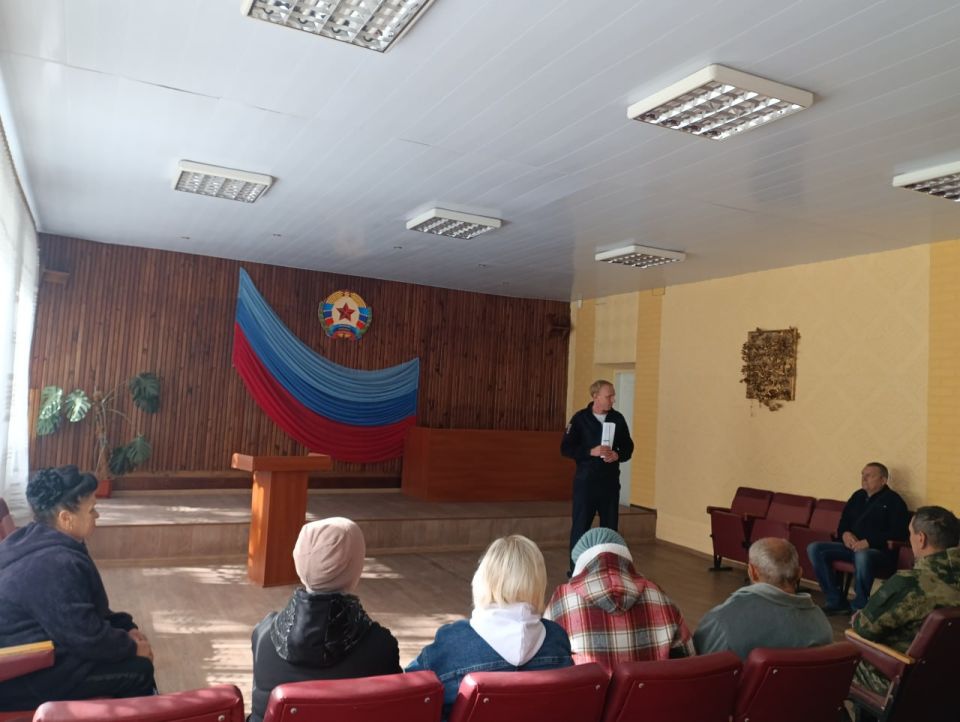 В пгт Чернухино начальник ОМВД «Перевальский» провёл беседу о мошенничестве В пгт Чернухино начальник ОМВД «Перевальский» провёл беседу о мошенничестве