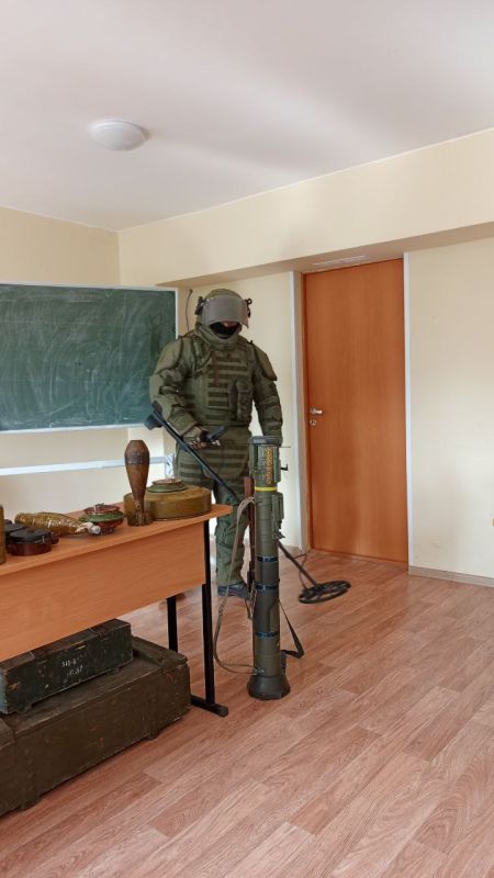 Сегодня в Северодонецком технологическом институте и Колледже СТИ прошёл важнейший урок по безопасности при обнаружении взрывоопасных предметов Сегодня в Северодонецком технологическом институте и Колледже СТИ прошёл важнейший урок по безопасности при обнаружении взрывоопасных предметов