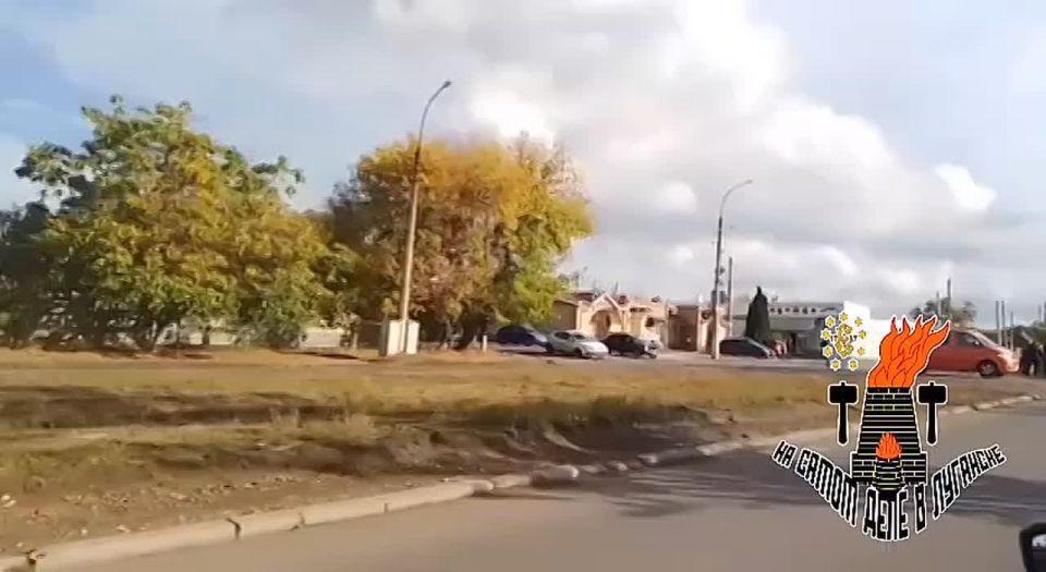 На улице 26 Бакинских комиссаров в районе "Черного кота" произошла авария - грузовик опрокинулся на бок