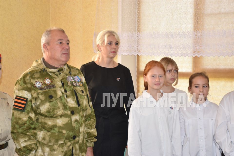 Передвижная выставка «Герои и подвиги: Мои земляки - Герои России» открылась в Стахановской гимназии № 26 Передвижная выставка «Герои и подвиги: Мои земляки - Герои России» открылась в Стахановской гимназии № 26