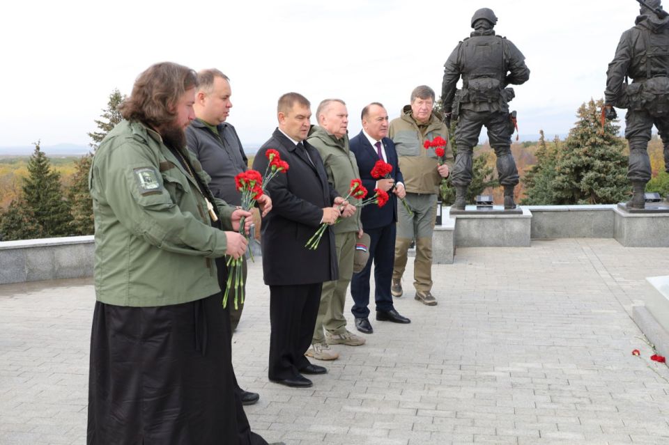 Представители Народного Совета и делегация Заксобрания Санкт-Петербурга возложили цветы у мемориального комплекса «Острая Могила» (фоторепортаж) Представители Народного Совета и делегация Заксобрания Санкт-Петербурга возложили цветы у мемориального комплекса «Острая Могила» (фоторепортаж)