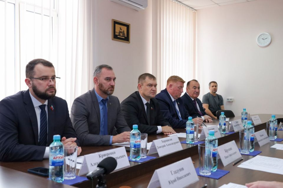 Народный Совет ЛНР посетила делегация Заксобрания Санкт-Петербурга Народный Совет ЛНР посетила делегация Заксобрания Санкт-Петербурга