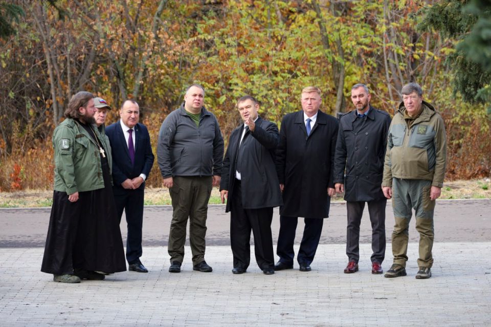 Представители Народного Совета и делегация Заксобрания Санкт-Петербурга возложили цветы у мемориального комплекса «Острая Могила» (фоторепортаж) Представители Народного Совета и делегация Заксобрания Санкт-Петербурга возложили цветы у мемориального комплекса «Острая Могила» (фоторепортаж)