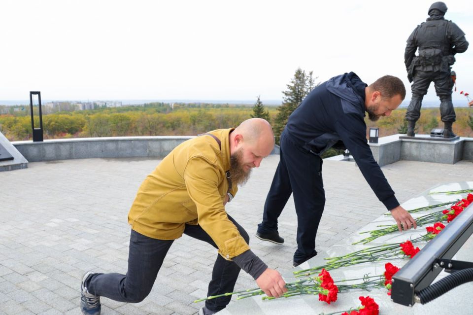 Представители Народного Совета и делегация Заксобрания Санкт-Петербурга возложили цветы у мемориального комплекса «Острая Могила» (фоторепортаж) Представители Народного Совета и делегация Заксобрания Санкт-Петербурга возложили цветы у мемориального комплекса «Острая Могила» (фоторепортаж)