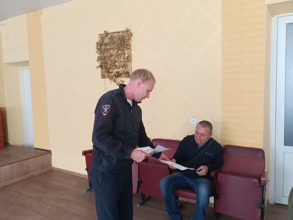 В пгт Чернухино начальник ОМВД «Перевальский» провёл беседу о мошенничестве В пгт Чернухино начальник ОМВД «Перевальский» провёл беседу о мошенничестве
