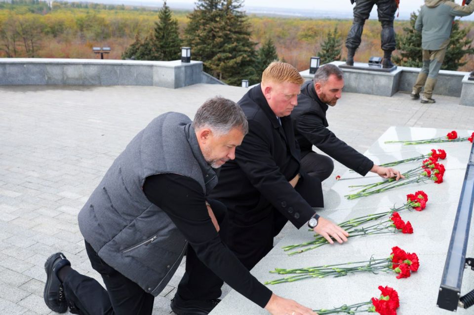 Представители Народного Совета и делегация Заксобрания Санкт-Петербурга возложили цветы у мемориального комплекса «Острая Могила» (фоторепортаж) Представители Народного Совета и делегация Заксобрания Санкт-Петербурга возложили цветы у мемориального комплекса «Острая Могила» (фоторепортаж)