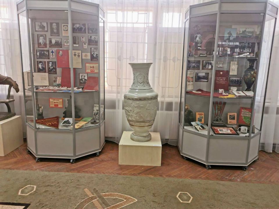 В историко-художественный музей Стаханова передали новое экспозиционное оборудование В историко-художественный музей Стаханова передали новое экспозиционное оборудование