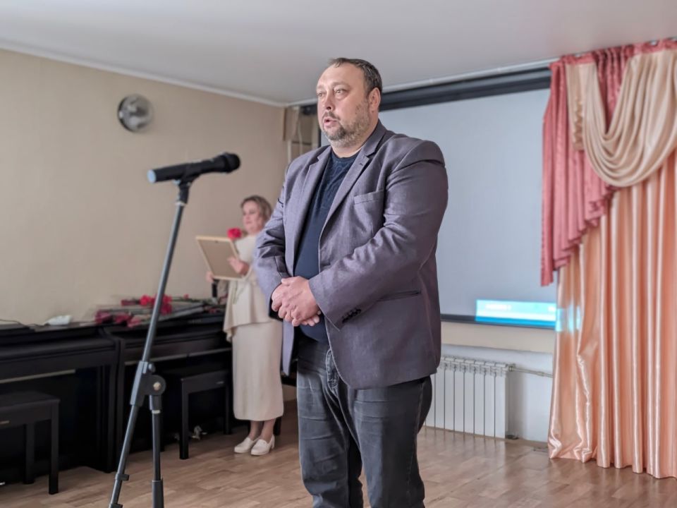 В Лисичанске состоялся праздничный концерт в честь Дня учителя, где Глава Лисичанского городского округа отметил лучших педагогов города В Лисичанске состоялся праздничный концерт в честь Дня учителя, где Глава Лисичанского городского округа отметил лучших педагогов города