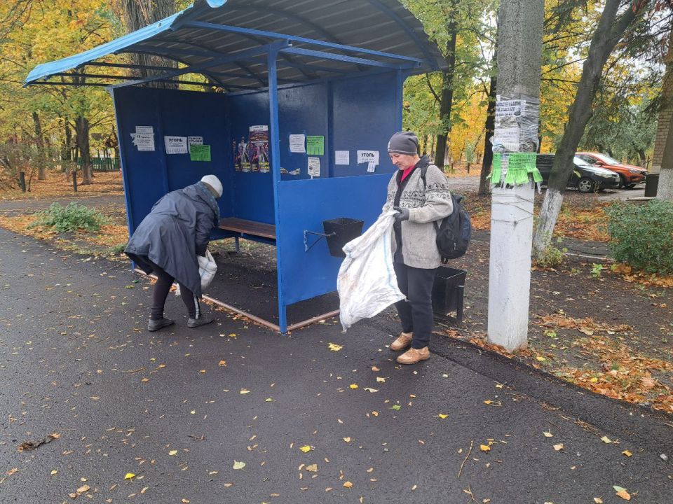 В пгт Ясеновский продолжаются работы по благоустройству территории В пгт Ясеновский продолжаются работы по благоустройству территории