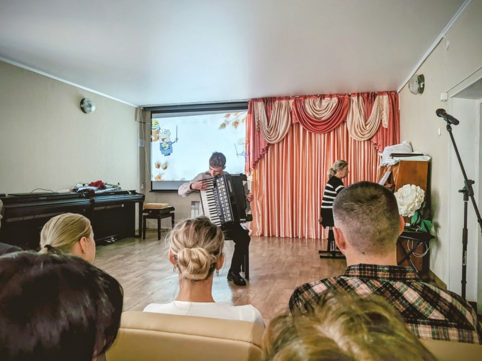 В Лисичанске состоялся праздничный концерт в честь Дня учителя, где Глава Лисичанского городского округа отметил лучших педагогов города В Лисичанске состоялся праздничный концерт в честь Дня учителя, где Глава Лисичанского городского округа отметил лучших педагогов города