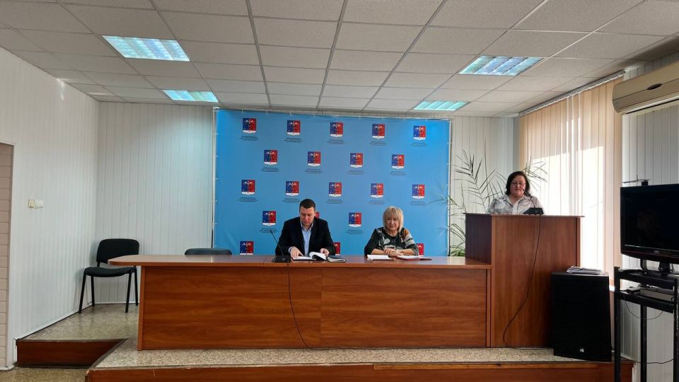 Альберт Зинченко: Сегодня Первый заместитель Главы Станично-Луганского МО Владимир Макеев совместно с председателем Совета Станично-Луганского муниципального округа Татьяной Пономаревой провели аппаратное совещание с... Альберт Зинченко: Сегодня Первый заместитель Главы Станично-Луганского МО Владимир Макеев совместно с председателем Совета Станично-Луганского муниципального округа Татьяной Пономаревой провели аппаратное совещание с...