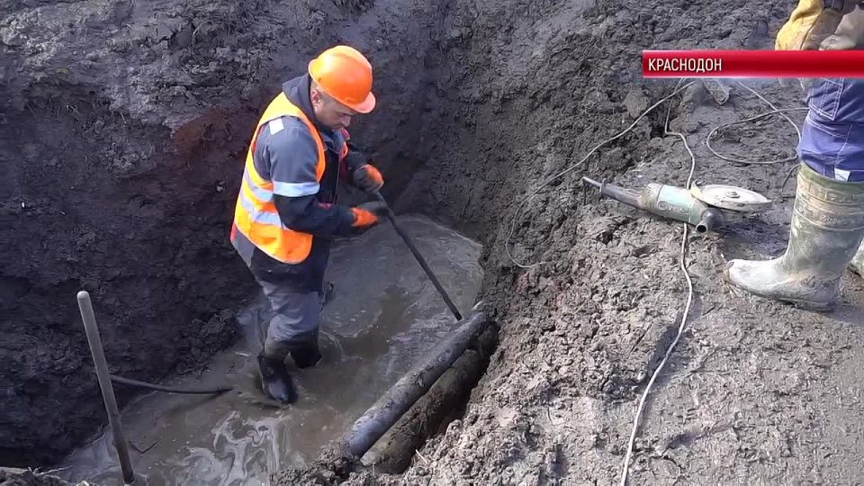 КРАСНОДОН. Специалисты Краснодонского департамента «Лугансквода» совместно с компанией «ТюменьБурСтрой» производят замену аварийного участка магистрального водовода на Карпа Животова МУБАРИС ЗЕЙНАЛОВ, ГЛАВНЫЙ ИНЖЕНЕР...