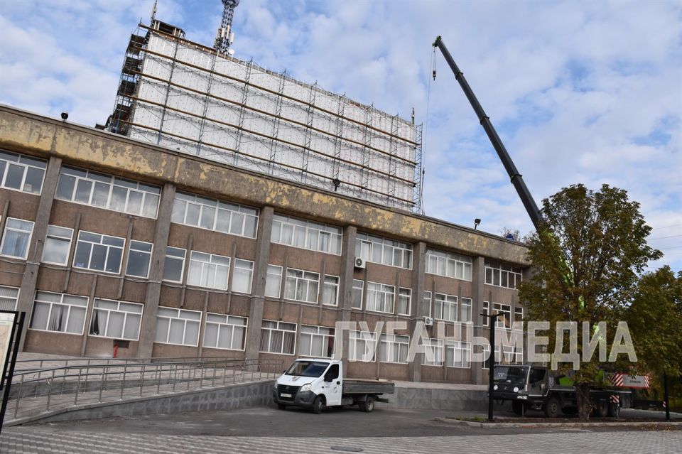 В алчевском Дворце культуры металлургов стартовали работы по капитальному ремонту кровли В алчевском Дворце культуры металлургов стартовали работы по капитальному ремонту кровли