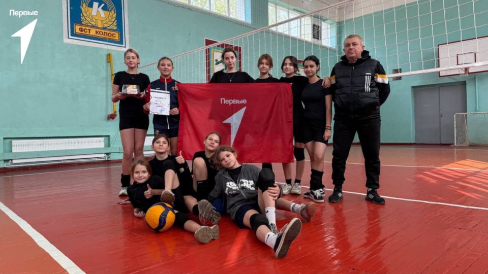 Спорт сильных и ловких. В Меловской детско-юношеской спортивной школе прошли соревнования по женскому волейболу в рамках цикла спортивных мероприятий «Будь Первым!» Спорт сильных и ловких. В Меловской детско-юношеской спортивной школе прошли соревнования по женскому волейболу в рамках цикла спортивных мероприятий «Будь Первым!»