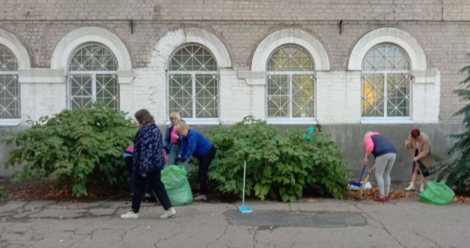 В рамках эстафеты добрых дел «Добрые дела – лучший подарок президенту» активисты «Единой России», сотрудники Краснолучской центральной городской библиотеки имени Н.К. Крупской провели уборку прилегающей территории В рамках эстафеты добрых дел «Добрые дела – лучший подарок президенту» активисты «Единой России», сотрудники Краснолучской центральной городской библиотеки имени Н.К. Крупской провели уборку прилегающей территории