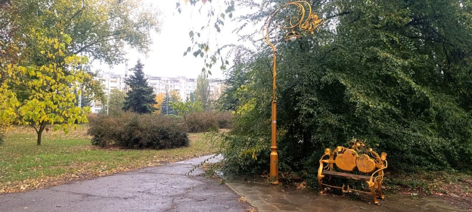 Рубрика: осень в Рубежном. Город окутывают особенные осенние тона, когда бледные лучи солнца обволакивают городские пейзажи после дождика Рубрика: осень в Рубежном. Город окутывают особенные осенние тона, когда бледные лучи солнца обволакивают городские пейзажи после дождика