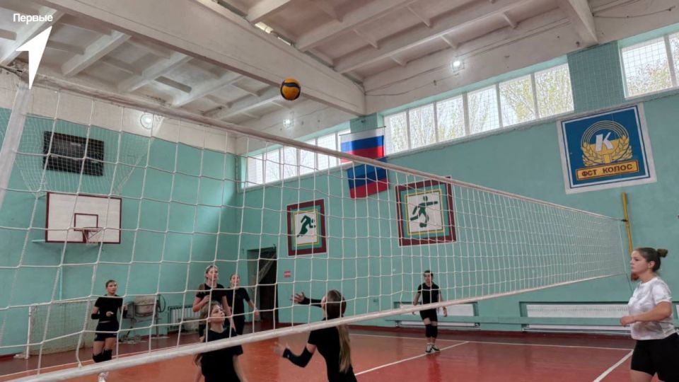 Спорт сильных и ловких. В Меловской детско-юношеской спортивной школе прошли соревнования по женскому волейболу в рамках цикла спортивных мероприятий «Будь Первым!» Спорт сильных и ловких. В Меловской детско-юношеской спортивной школе прошли соревнования по женскому волейболу в рамках цикла спортивных мероприятий «Будь Первым!»
