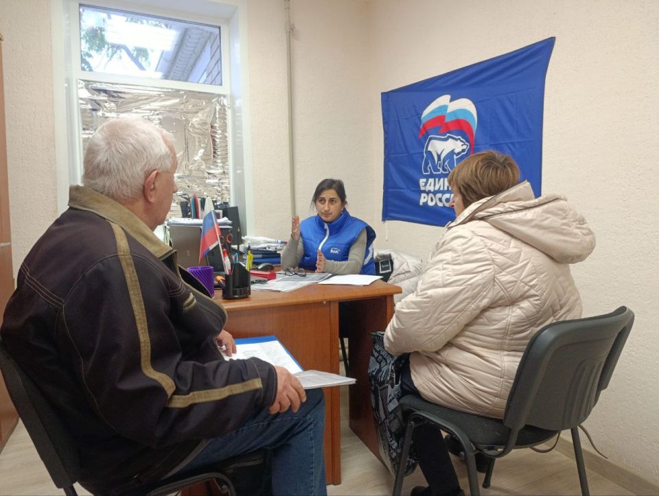 Депутаты Народного Совета ЛНР взяли на контроль решение ряда проблемных вопросов граждан и оказали адресную гуманитарную помощь жителям республики Депутаты Народного Совета ЛНР взяли на контроль решение ряда проблемных вопросов граждан и оказали адресную гуманитарную помощь жителям республики