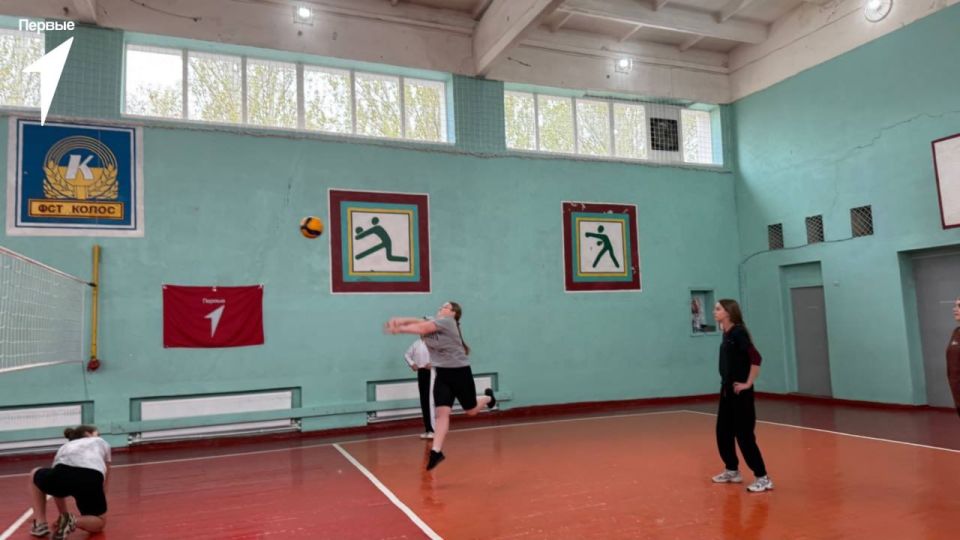 Спорт сильных и ловких. В Меловской детско-юношеской спортивной школе прошли соревнования по женскому волейболу в рамках цикла спортивных мероприятий «Будь Первым!» Спорт сильных и ловких. В Меловской детско-юношеской спортивной школе прошли соревнования по женскому волейболу в рамках цикла спортивных мероприятий «Будь Первым!»