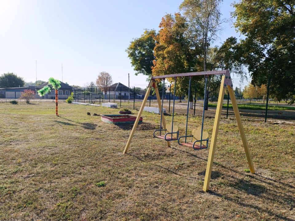 «Марафон добрых дел»: Морозовка преображает детскую площадку в честь дня рождения Президента «Марафон добрых дел»: Морозовка преображает детскую площадку в честь дня рождения Президента