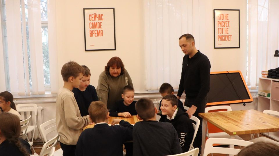 Ребятам из Ровеньков рассказывают о шахтёрской Воркуте Ребятам из Ровеньков рассказывают о шахтёрской Воркуте