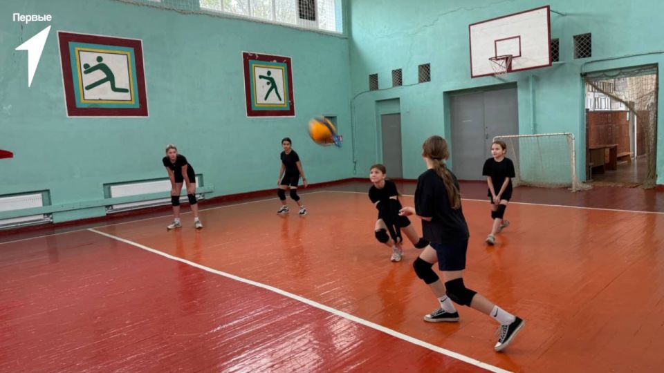 Спорт сильных и ловких. В Меловской детско-юношеской спортивной школе прошли соревнования по женскому волейболу в рамках цикла спортивных мероприятий «Будь Первым!» Спорт сильных и ловких. В Меловской детско-юношеской спортивной школе прошли соревнования по женскому волейболу в рамках цикла спортивных мероприятий «Будь Первым!»