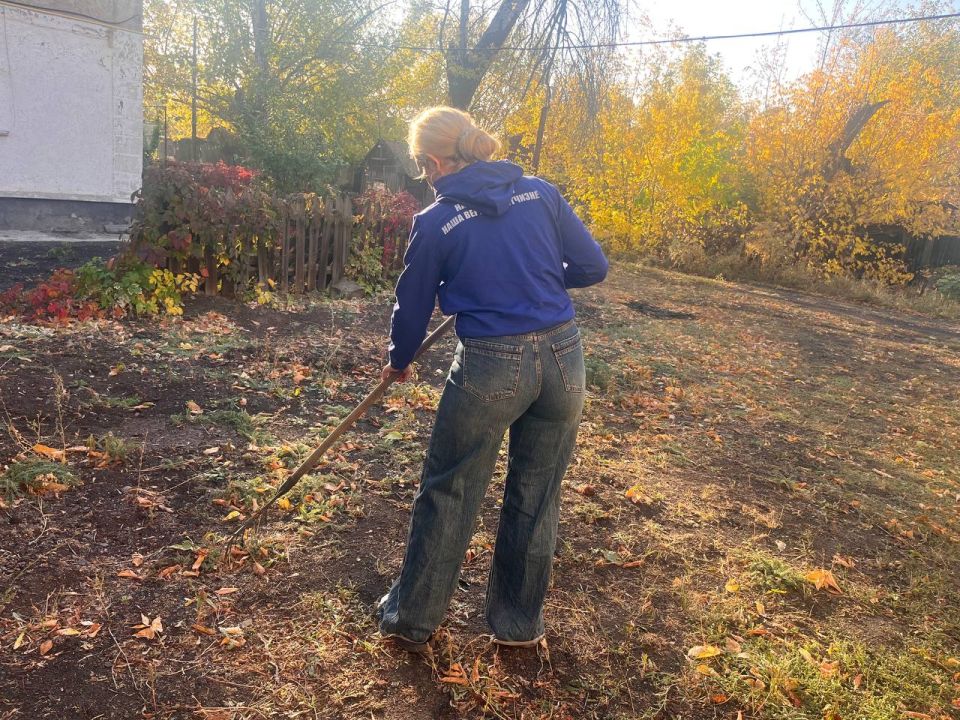 Активисты Краснодонского местного отделения ВОО «Молодая Гвардия Единой России» оказали помощь пенсионерке Активисты Краснодонского местного отделения ВОО «Молодая Гвардия Единой России» оказали помощь пенсионерке