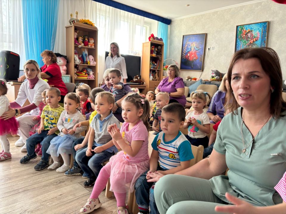 В День рождения Президента РФ единороссы передали сладости в Луганский Дом ребенка В День рождения Президента РФ единороссы передали сладости в Луганский Дом ребенка
