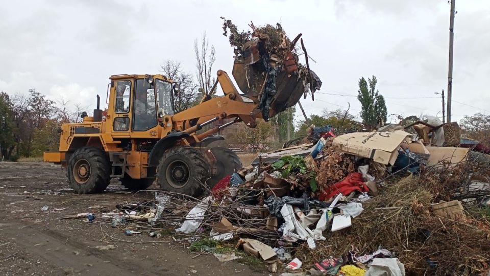 Коммунальные службы продолжают уборку городских территорий Коммунальные службы продолжают уборку городских территорий