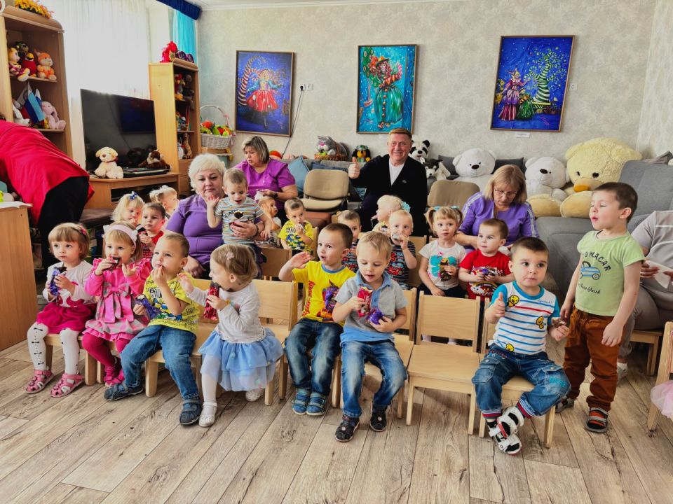 В День рождения Президента РФ единороссы передали сладости в Луганский Дом ребенка В День рождения Президента РФ единороссы передали сладости в Луганский Дом ребенка