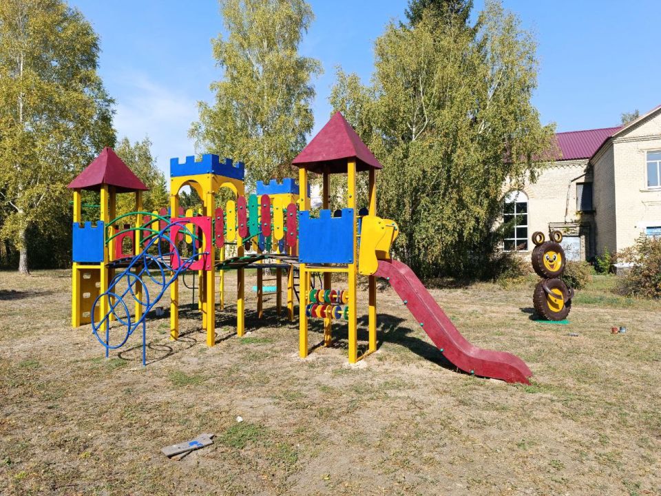 «Марафон добрых дел»: Морозовка преображает детскую площадку в честь дня рождения Президента «Марафон добрых дел»: Морозовка преображает детскую площадку в честь дня рождения Президента