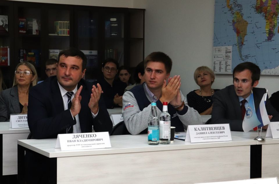 Клуб общественной дипломатии открыли на базе луганского вуза Клуб общественной дипломатии открыли на базе луганского вуза