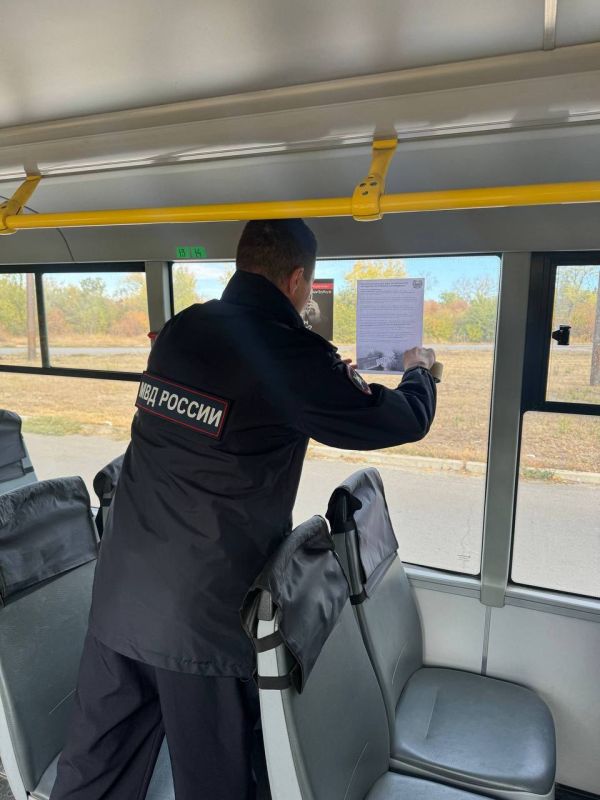 Сотрудники ОГИБДД ОМВД Росиии «Краснодонский» провели информационное мероприятие в местах массового пребывания людей Сотрудники ОГИБДД ОМВД Росиии «Краснодонский» провели информационное мероприятие в местах массового пребывания людей