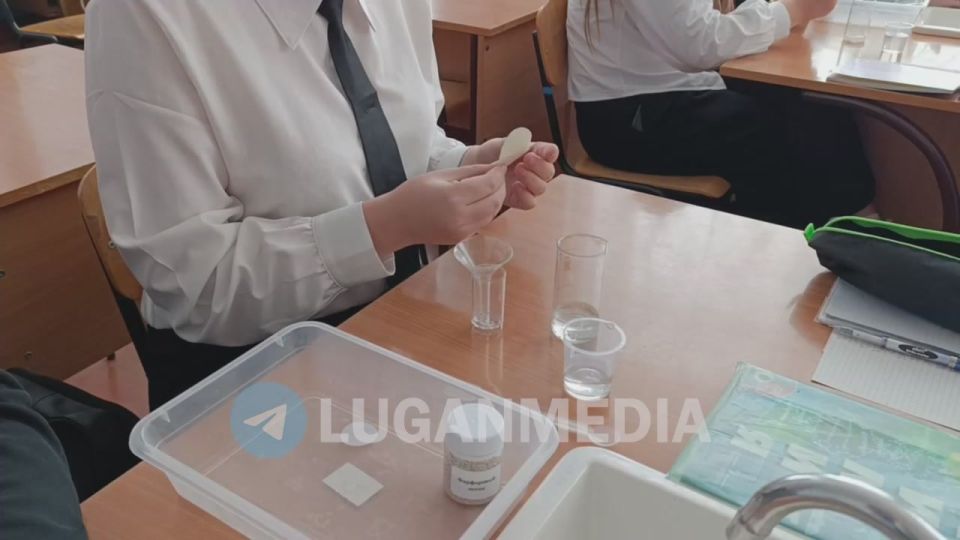 В Краснолучскую школу № 3 поступило новое оборудование для биологии, химии и информатики
