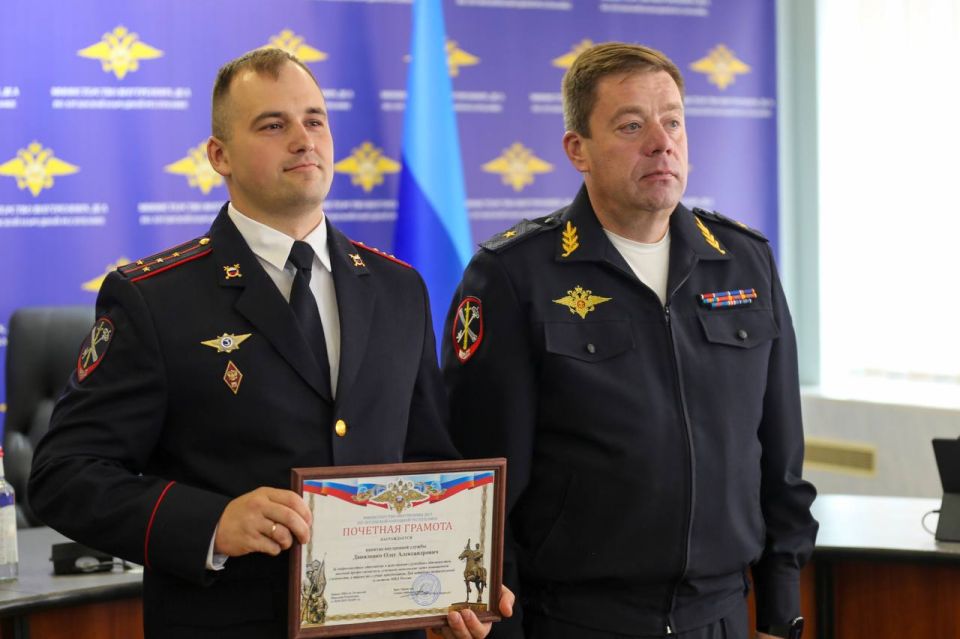 В МВД по Луганской Народной Республике поздравили сотрудников штабных подразделений с их профессиональным праздником В МВД по Луганской Народной Республике поздравили сотрудников штабных подразделений с их профессиональным праздником