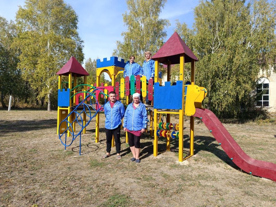 «Марафон добрых дел»: Морозовка преображает детскую площадку в честь дня рождения Президента «Марафон добрых дел»: Морозовка преображает детскую площадку в честь дня рождения Президента