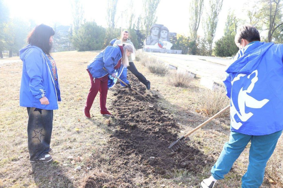 Яна Сылкина: Сегодня провели акцию по благоустройству сакрального для каждого северодончанина места - Мемориала Славы Яна Сылкина: Сегодня провели акцию по благоустройству сакрального для каждого северодончанина места - Мемориала Славы