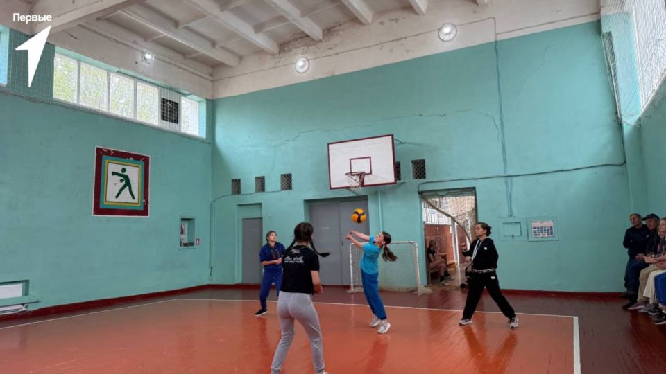 Спорт сильных и ловких. В Меловской детско-юношеской спортивной школе прошли соревнования по женскому волейболу в рамках цикла спортивных мероприятий «Будь Первым!» Спорт сильных и ловких. В Меловской детско-юношеской спортивной школе прошли соревнования по женскому волейболу в рамках цикла спортивных мероприятий «Будь Первым!»