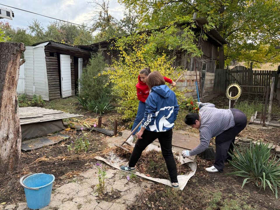 В честь дня рождения Владимира Путина активисты партии "Единая Россия" оказали помощь пожилой жительнице В честь дня рождения Владимира Путина активисты партии "Единая Россия" оказали помощь пожилой жительнице