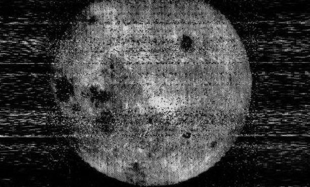 7 октября. 1977. Принята «Брежневская» Конституция – взамен «Сталинской» (1936) 7 октября. 1977. Принята «Брежневская» Конституция – взамен «Сталинской» (1936)