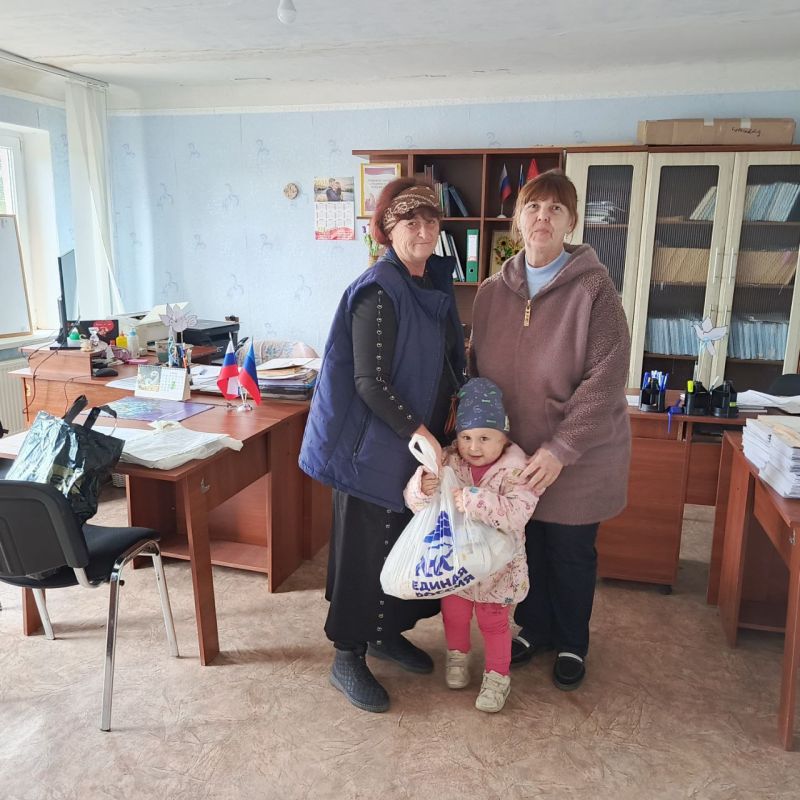 В рамках марафона «Добрые дела – лучший подарок Президенту» единороссы Славяносербщины передали продуктовые наборы и обувь семьям участников СВО поселка Лозовский и продуктовые наборы семьям участников СВО села Сабовка В рамках марафона «Добрые дела – лучший подарок Президенту» единороссы Славяносербщины передали продуктовые наборы и обувь семьям участников СВО поселка Лозовский и продуктовые наборы семьям участников СВО села Сабовка