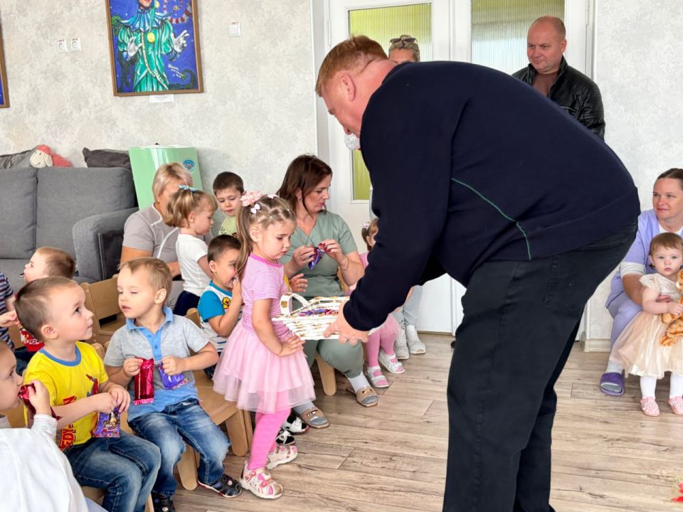 В День рождения Президента РФ единороссы передали сладости в Луганский Дом ребенка В День рождения Президента РФ единороссы передали сладости в Луганский Дом ребенка