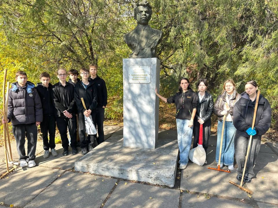 «Добрые дела – лучший подарок Президенту»: Депутаты фракции «Единая Россия» провели субботники в Луганске «Добрые дела – лучший подарок Президенту»: Депутаты фракции «Единая Россия» провели субботники в Луганске