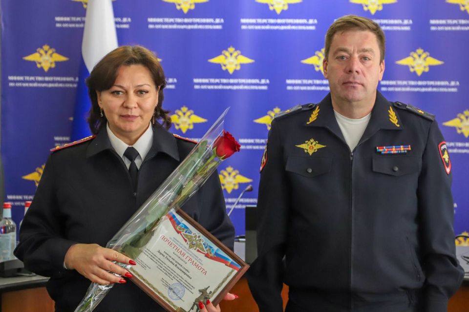 В МВД по Луганской Народной Республике поздравили сотрудников штабных подразделений с их профессиональным праздником В МВД по Луганской Народной Республике поздравили сотрудников штабных подразделений с их профессиональным праздником