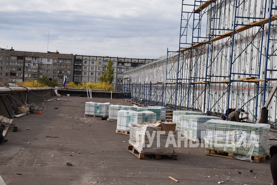 В алчевском Дворце культуры металлургов стартовали работы по капитальному ремонту кровли В алчевском Дворце культуры металлургов стартовали работы по капитальному ремонту кровли