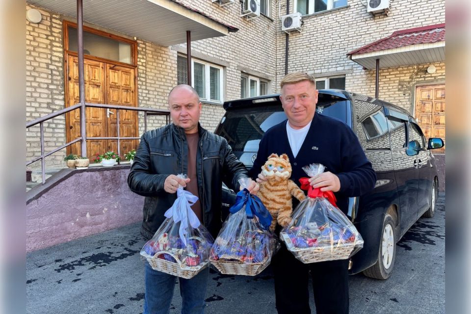 В День рождения Президента РФ единороссы передали сладости в Луганский Дом ребенка В День рождения Президента РФ единороссы передали сладости в Луганский Дом ребенка