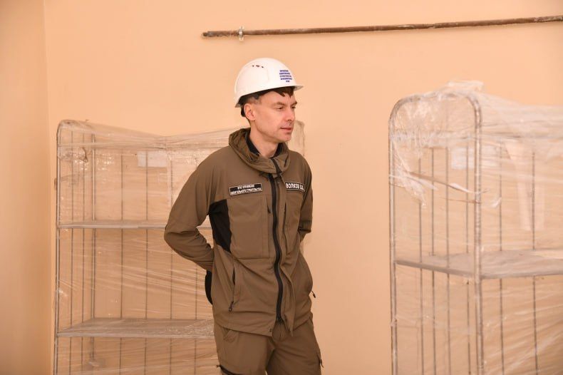 Напомним, что параллельно сборки мебели красноярские строители завершают последние штрихи в УВК: монтаж электрики, сантехники, козырька входной группы Напомним, что параллельно сборки мебели красноярские строители завершают последние штрихи в УВК: монтаж электрики, сантехники, козырька входной группы