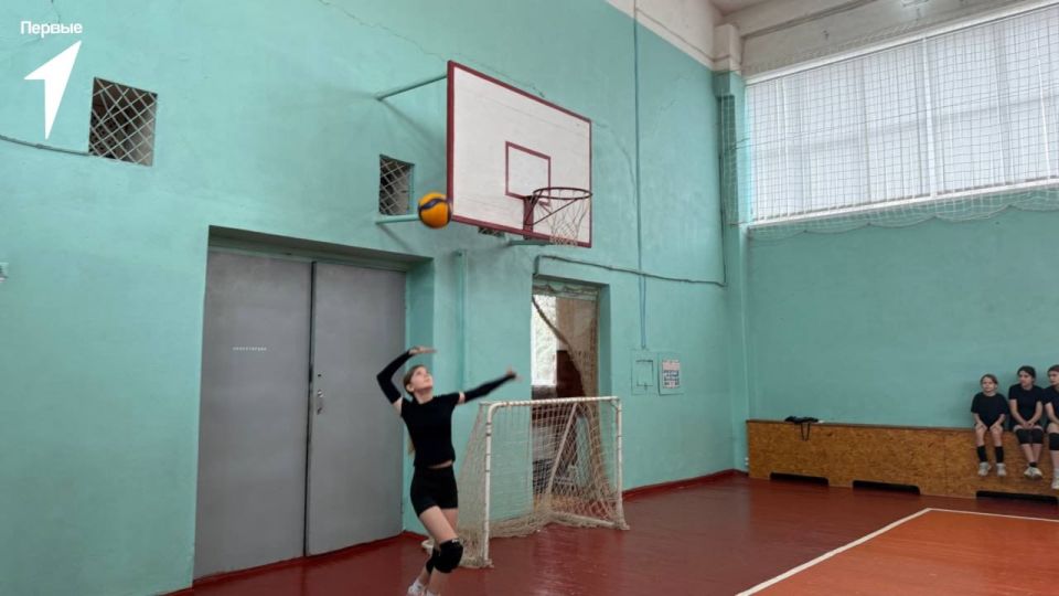Спорт сильных и ловких. В Меловской детско-юношеской спортивной школе прошли соревнования по женскому волейболу в рамках цикла спортивных мероприятий «Будь Первым!» Спорт сильных и ловких. В Меловской детско-юношеской спортивной школе прошли соревнования по женскому волейболу в рамках цикла спортивных мероприятий «Будь Первым!»