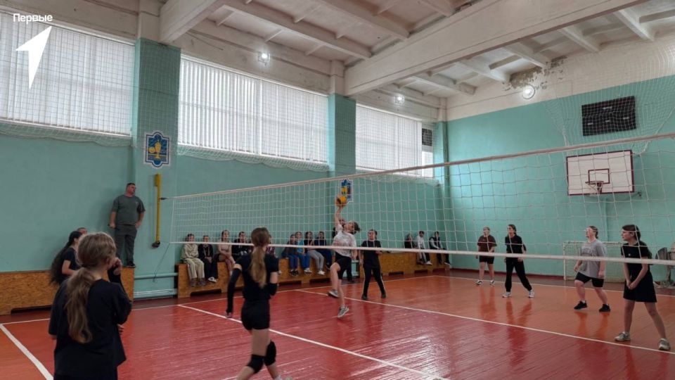 Спорт сильных и ловких. В Меловской детско-юношеской спортивной школе прошли соревнования по женскому волейболу в рамках цикла спортивных мероприятий «Будь Первым!» Спорт сильных и ловких. В Меловской детско-юношеской спортивной школе прошли соревнования по женскому волейболу в рамках цикла спортивных мероприятий «Будь Первым!»